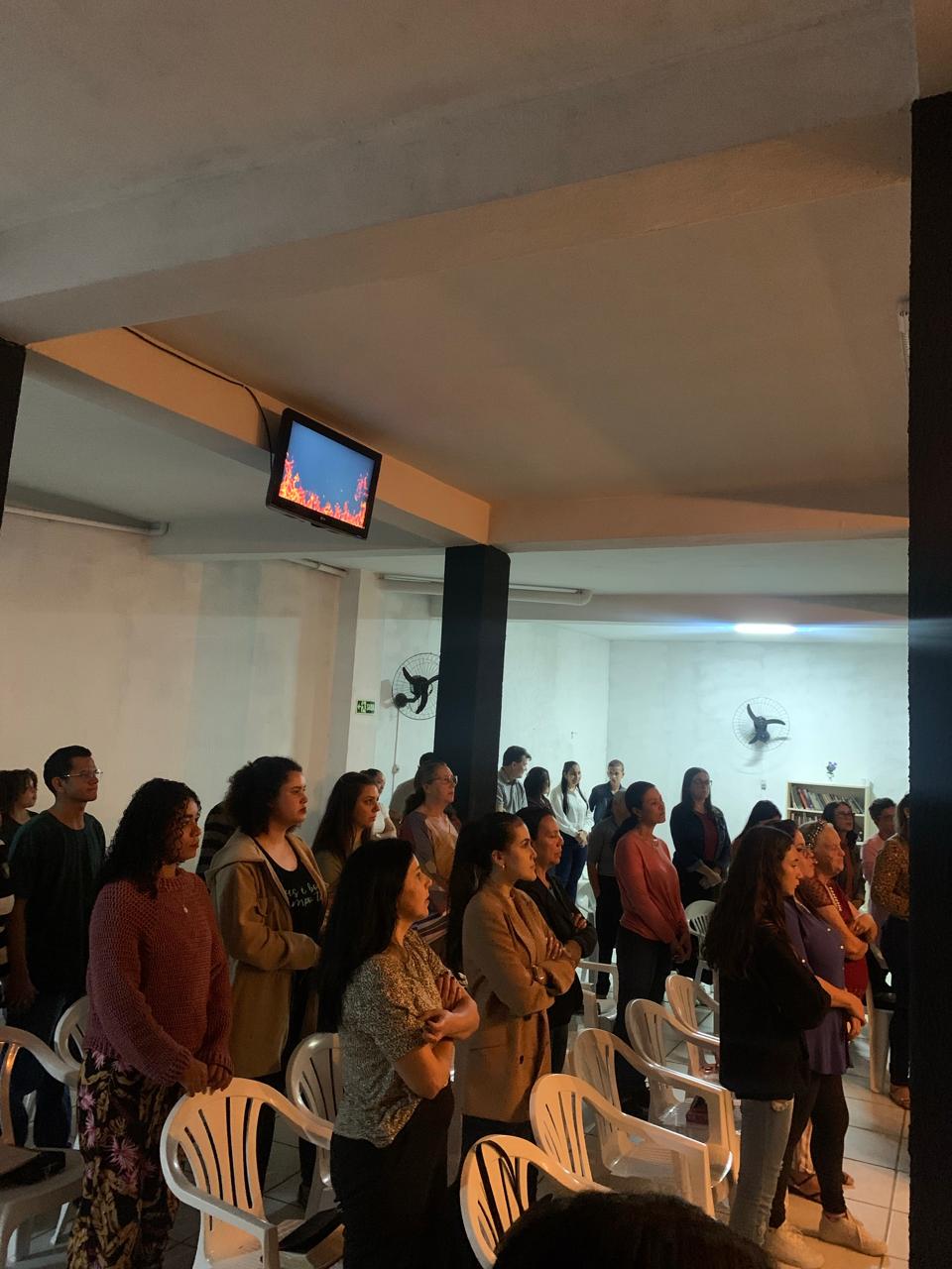 Congregação da Igreja Batista Betel reunida em celebração